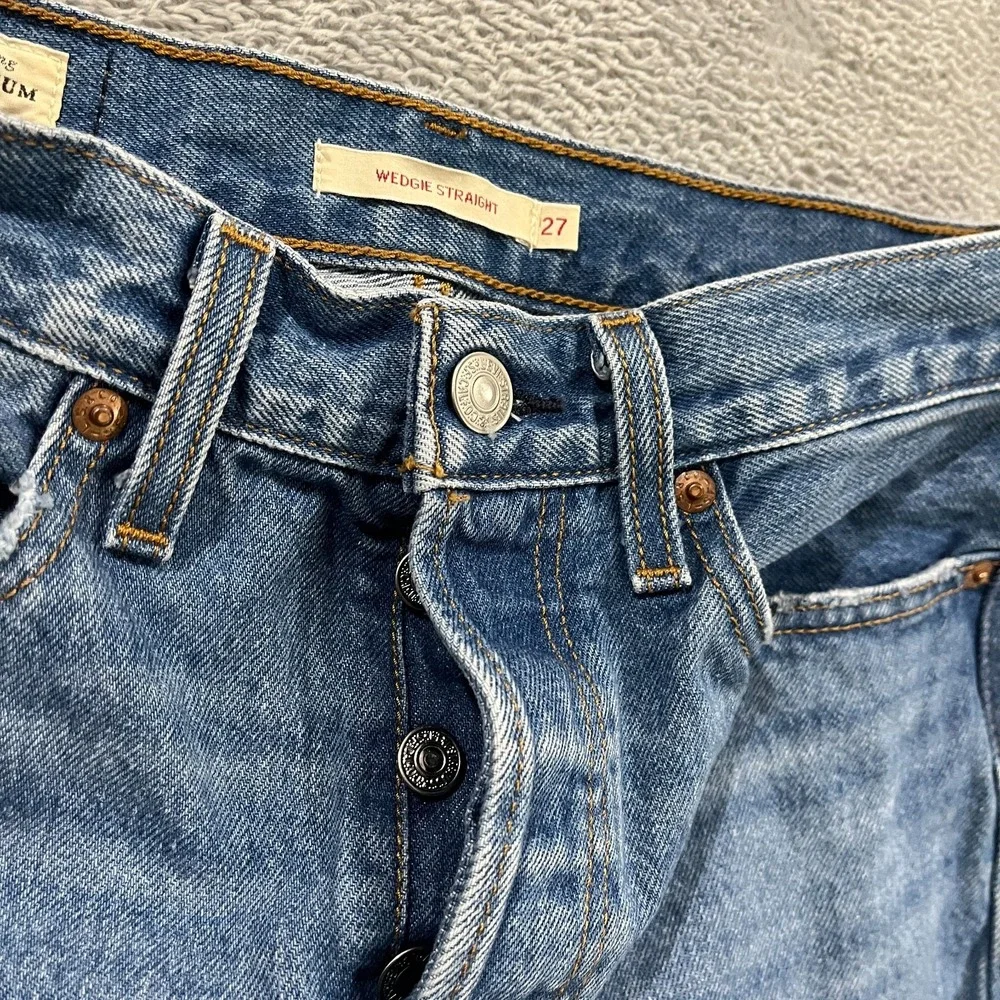 Levis Premium Jeans Womens 27x28 Wedgie Straight Blue‎ Button Fly Big E Y2K